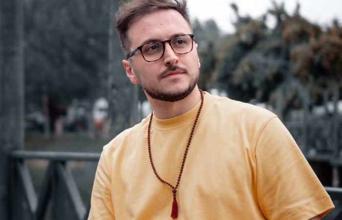 Man in a state of concentration during a workout, calm background.